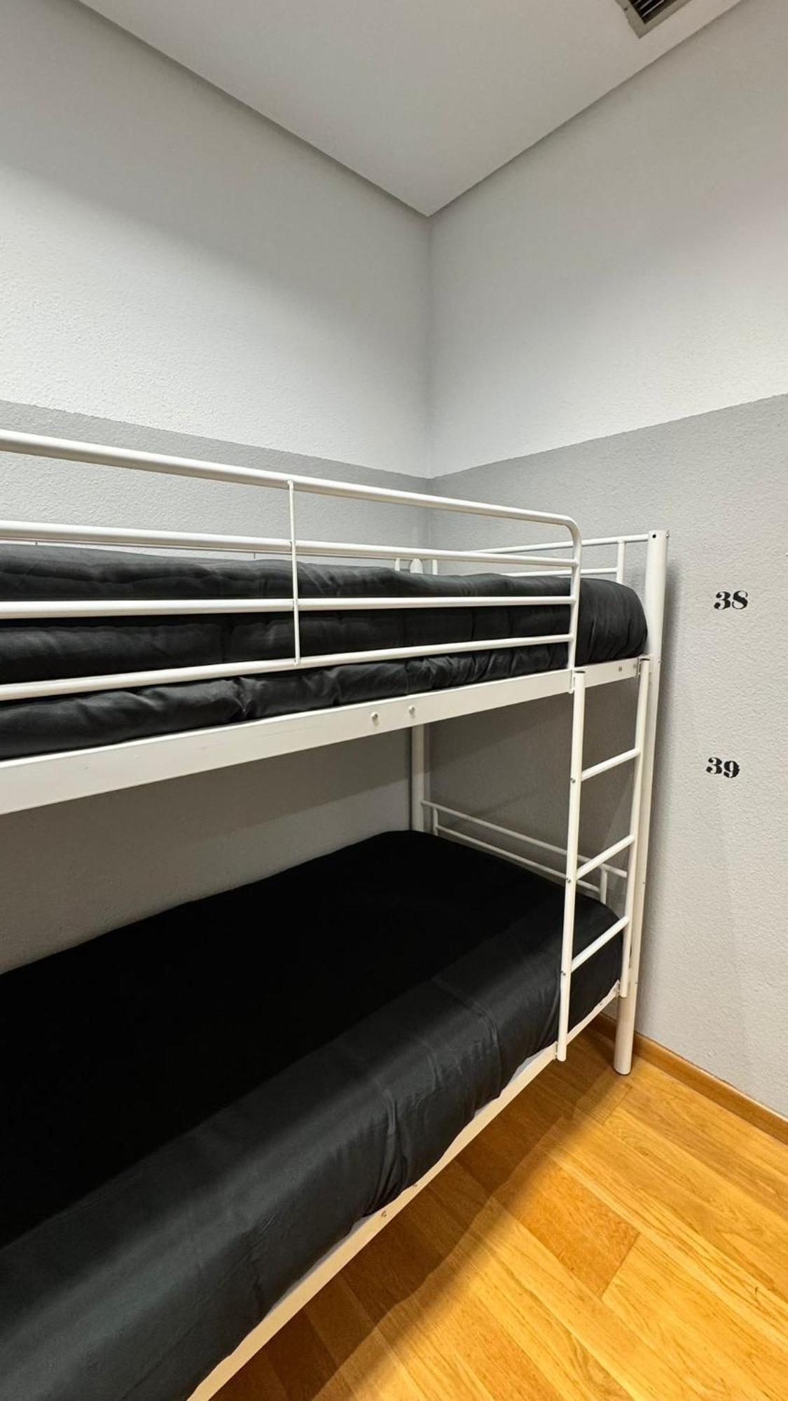Hostel Puerta Del Angel มาดริด ภายนอก รูปภาพ