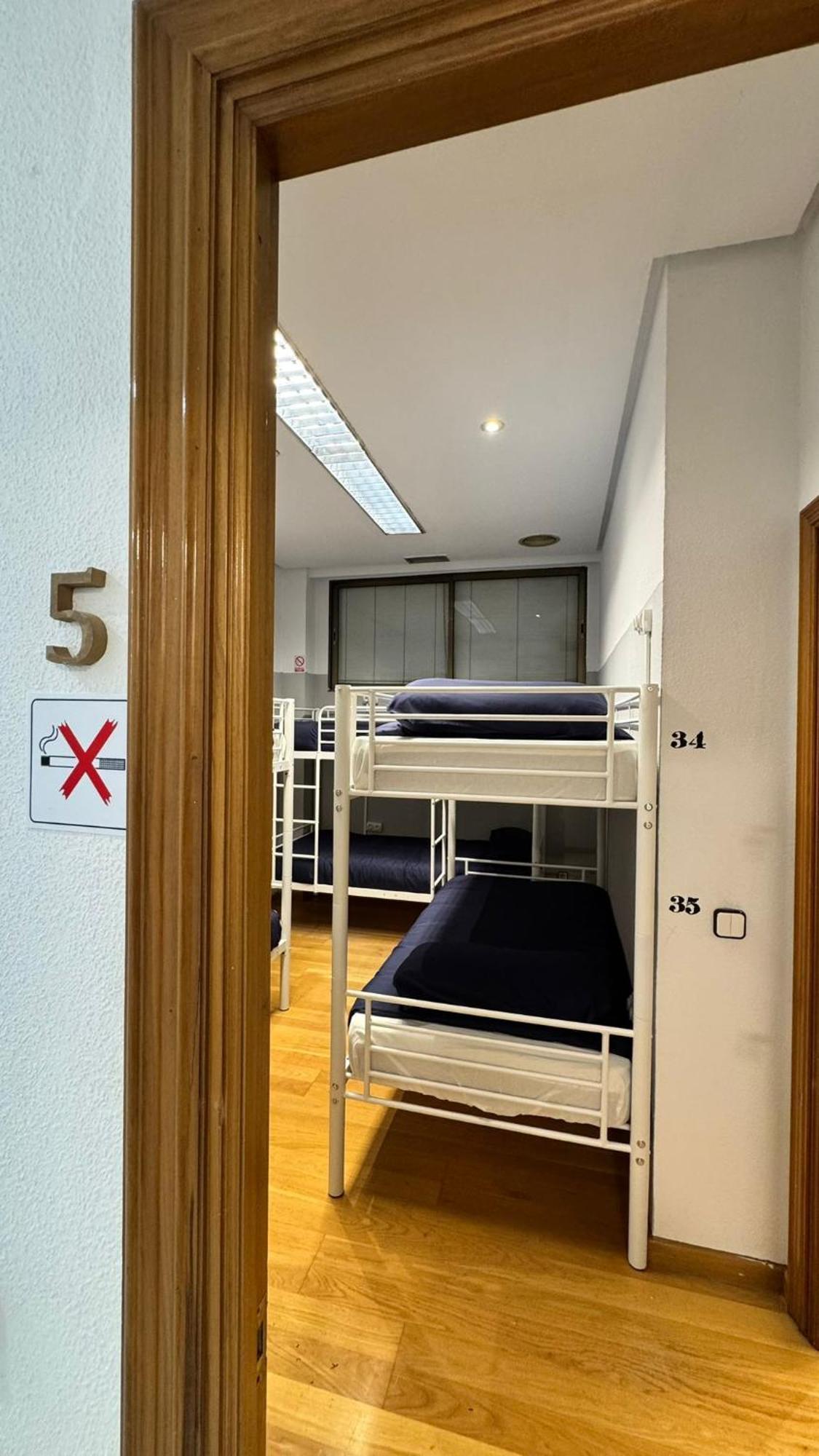 Hostel Puerta Del Angel มาดริด ภายนอก รูปภาพ