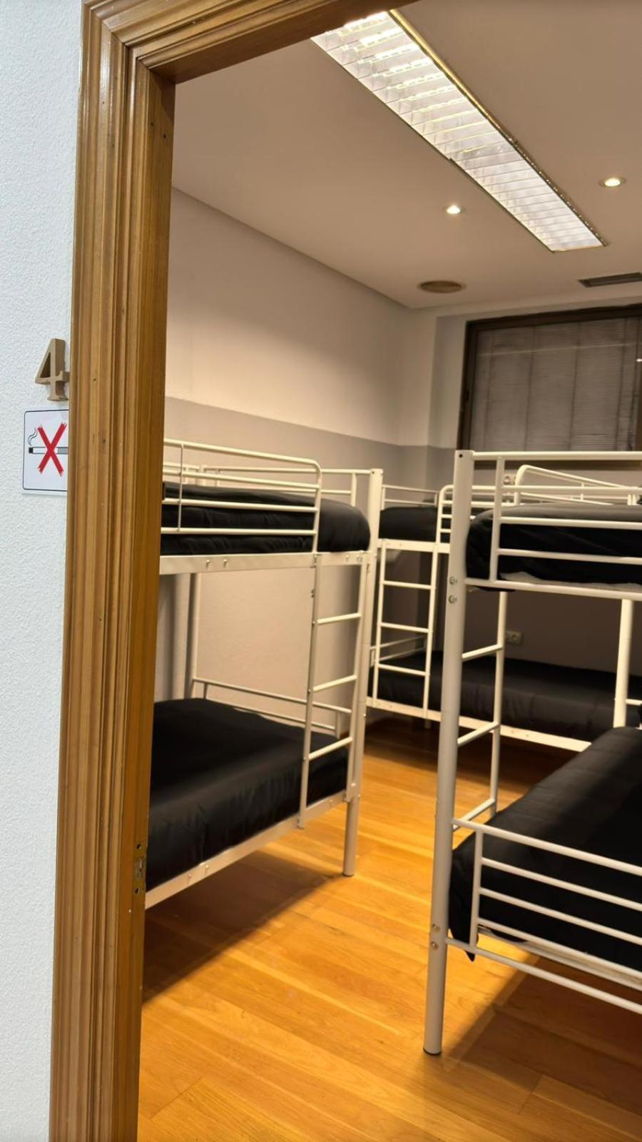 Hostel Puerta Del Angel มาดริด ภายนอก รูปภาพ