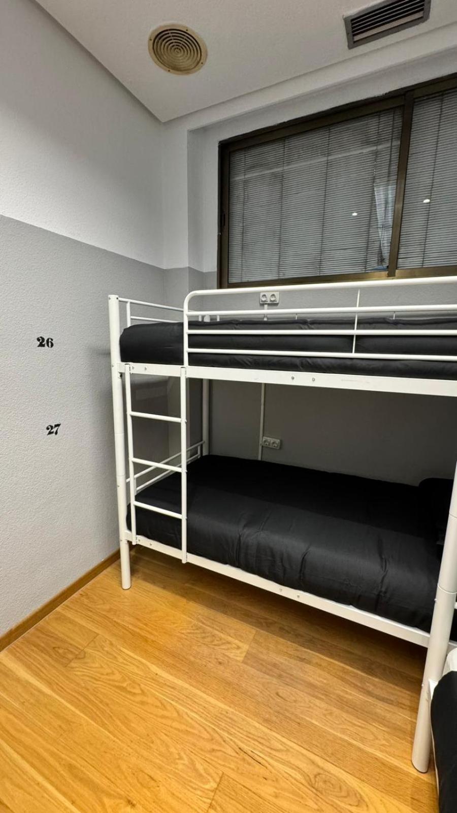 Hostel Puerta Del Angel มาดริด ภายนอก รูปภาพ