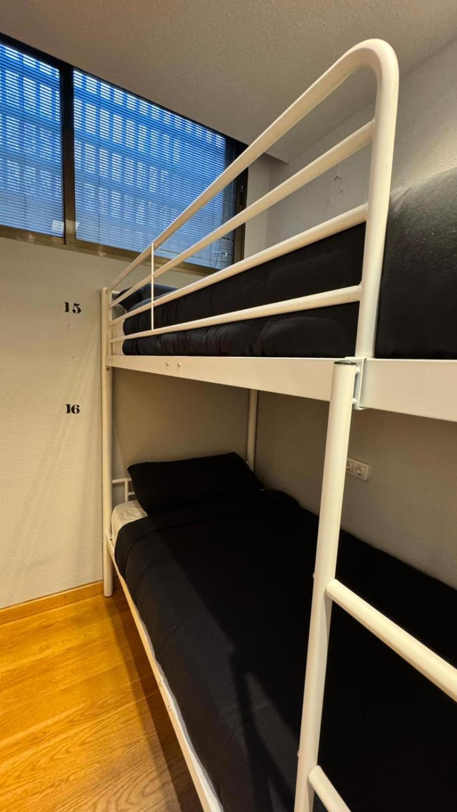 Hostel Puerta Del Angel มาดริด ภายนอก รูปภาพ