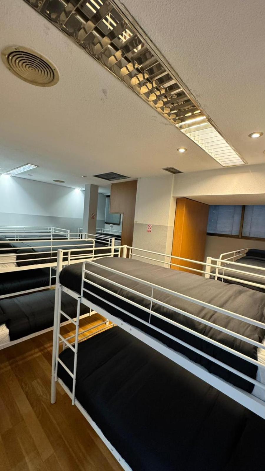 Hostel Puerta Del Angel มาดริด ภายนอก รูปภาพ