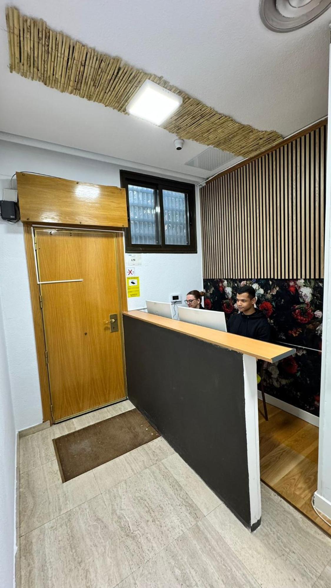 Hostel Puerta Del Angel มาดริด ภายนอก รูปภาพ